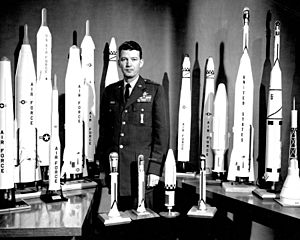 Archivo:Bernard Schriever with models of his missiles