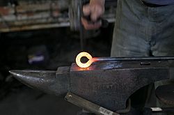 Archivo:Blacksmith at work02