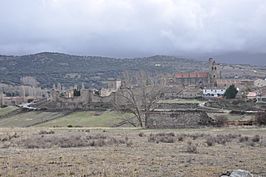 Vista de la localidad, murallas, castillo y colegiata