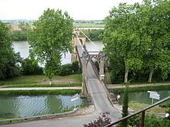 Bridge over the Canal de Garonne and the Garonne river. Le Mas-d'Agenais (département de Lot-et-Garonne, France) - panoramio