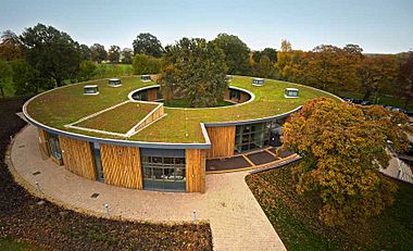 Archivo:British Horse Society Head Quarters and Green Roof