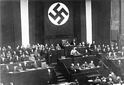 Archivo:Bundesarchiv Bild 102-14439, Rede Adolf Hitlers zum Ermächtigungsgesetz