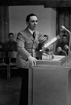 Archivo:Bundesarchiv Bild 146-1985-108-32A, Ordensburg Vogelsang, Dr. Goebbels