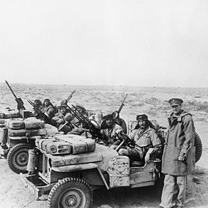 Archivo:Colonel David Stirling, founder of the Special Air Service, with an SAS jeep patrol in North Africa, 18 January 1943. E21338