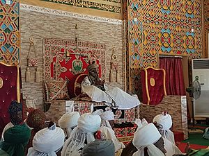 Archivo:Emir of Kano on his throne 092016