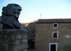 Estatua de Francisco de Goya frente a su casa natal en Fuendetodos, Zaragoza