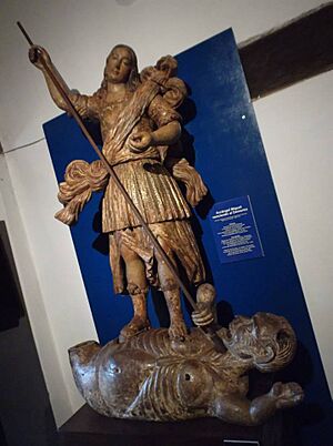 Archivo:Estatua del Arcángel Miguel venciendo al Demonio (Museo Diocesano de San Ignacio Guazú)