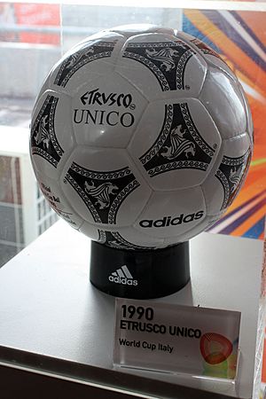 Archivo:Etrusco Unico 1990 Fifa World Cup Italy Official Match Ball