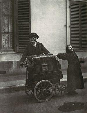 Archivo:Eugène Atget, Street Musicians, 1898–99
