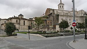 Archivo:Exterior de la Colegiata de Santa María la Mayor, Valladolid