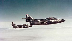 Archivo:F9F-2 Panthers VF-51 over Korea 1951