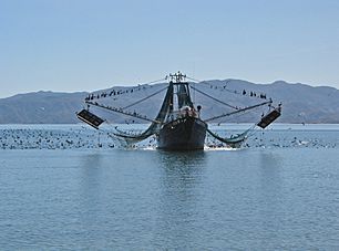 Archivo:Fishing Trawler in Gonsaga Bay, Baja California, Mexico - panoramio