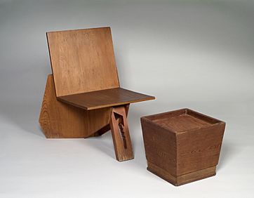 Archivo:Frank Lloyd Wright, Chair and Stool