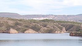 Vista de Freila desde la presa del embalse del Negratín