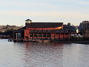 Archivo:Frutillar -Teatro del Lago exterior f07