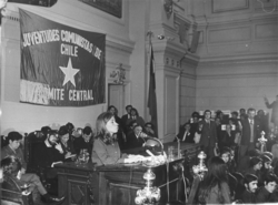 Archivo:Gladys Marín junto a las Juventudes Comunistas