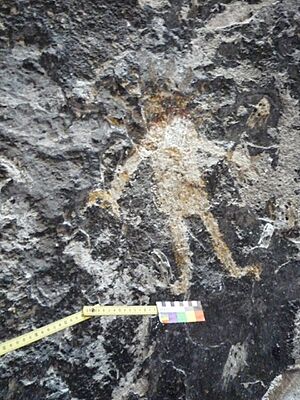 Archivo:Grabado antropomorfo, Cueva de Corinto, El Salvador