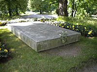 Archivo:Gustaf VI Adolf, Margaret & Louise of Sweden grave 2009 (1)