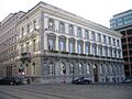 Hoekgebouw in neoclassicistische stijl aan het Congresplein 1