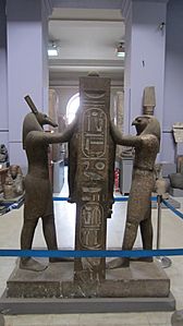 Archivo:Horus and Seth crowning Ramesses III, back