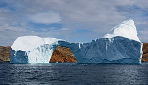 Archivo:Iceberg with hole near Sandersons Hope 2007-07-28 2