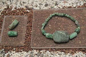 Archivo:Jade Beads from Aztec Empire (9781581466)