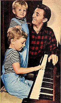 Archivo:James, Christopher and Robert Mitchum, 1946