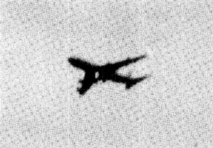 Archivo:Japan Airlines 123 124 The accident aircraft flying over Okutama