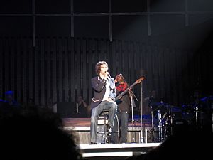 Archivo:Josh Groban in a concert