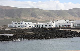 La Caleta de Famara (Teguise), villagescape.jpg