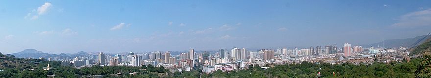 Archivo:Lanzhou city from Five Springs Park