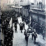 Archivo:Manifestación radical Av Alvear Aniversario R90 Caras y Caretas 1901