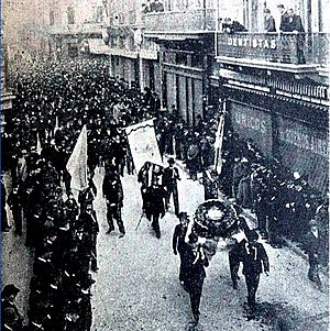 Archivo:Manifestación radical Av Alvear Aniversario R90 Caras y Caretas 1901