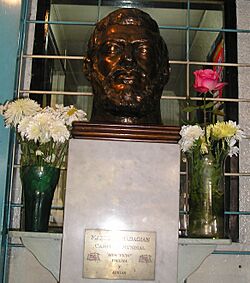 Archivo:Martín Karadagián - Busto 2
