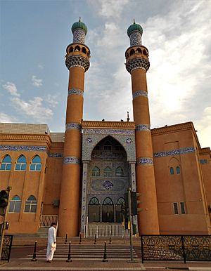 Archivo:Mezquita de Al Zahra´a, ubicada sobre la Corniche (costanera) de Sharjah.