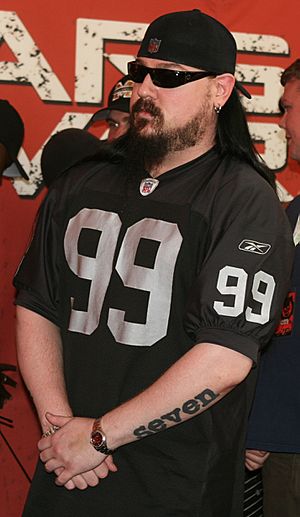 Archivo:Mick Thomson unmasked