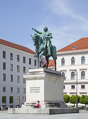 Archivo:Monumento a Maximiliano I, Múnich, Alemania, 2012-04-30, DD 02