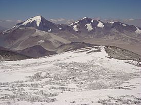 Nevado Tres Cruces, vu depuis Ojos del Salado (1381348543).jpg