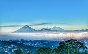 Archivo:Nubes sobre la Ciudad de Guatemala