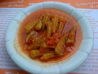 Archivo:Okra stew in Turkey
