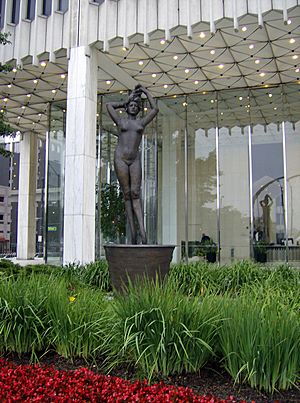 Archivo:One Woodward Building lobby sculpture Detroit