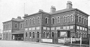Archivo:Oswestry railway station and Cambrian Railways head office c.1921 - Project Gutenberg eText 20074