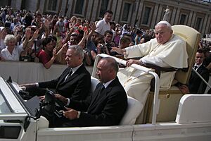 Archivo:PapstJPII20040922
