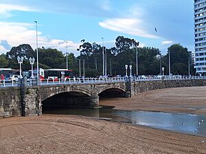 Archivo:Puente desembocadura del río Piles, Gijón