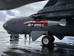 Archivo:Quickstrike ER naval mine attached to a B-52 bomber