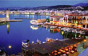 Archivo:Rethymnon-harbour-at-night