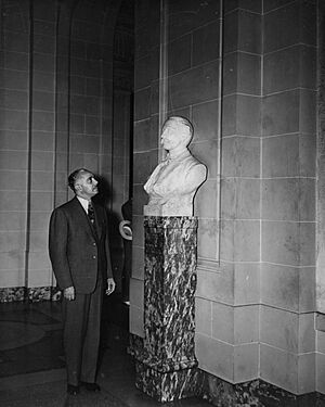 Archivo:Rfafel L. Trujillo ante un busto de Duarte