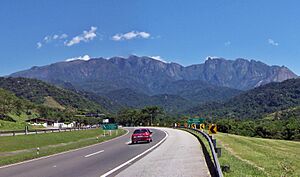 Archivo:Rodovia Rio-Teresópolis (BR-116) - panoramio (cropped)