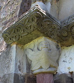 Archivo:San Esteban de Aramil-Capitel port pral ext izq