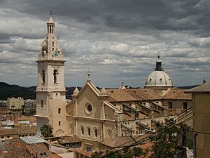 Archivo:Seu de Xàtiva i núvols